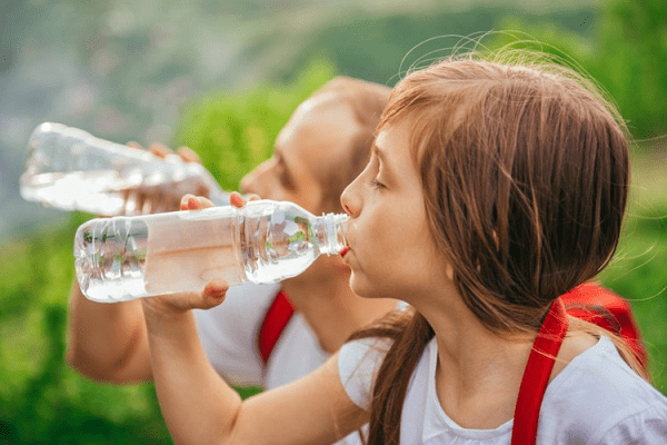 مضرات آب معدنی برای کودکان